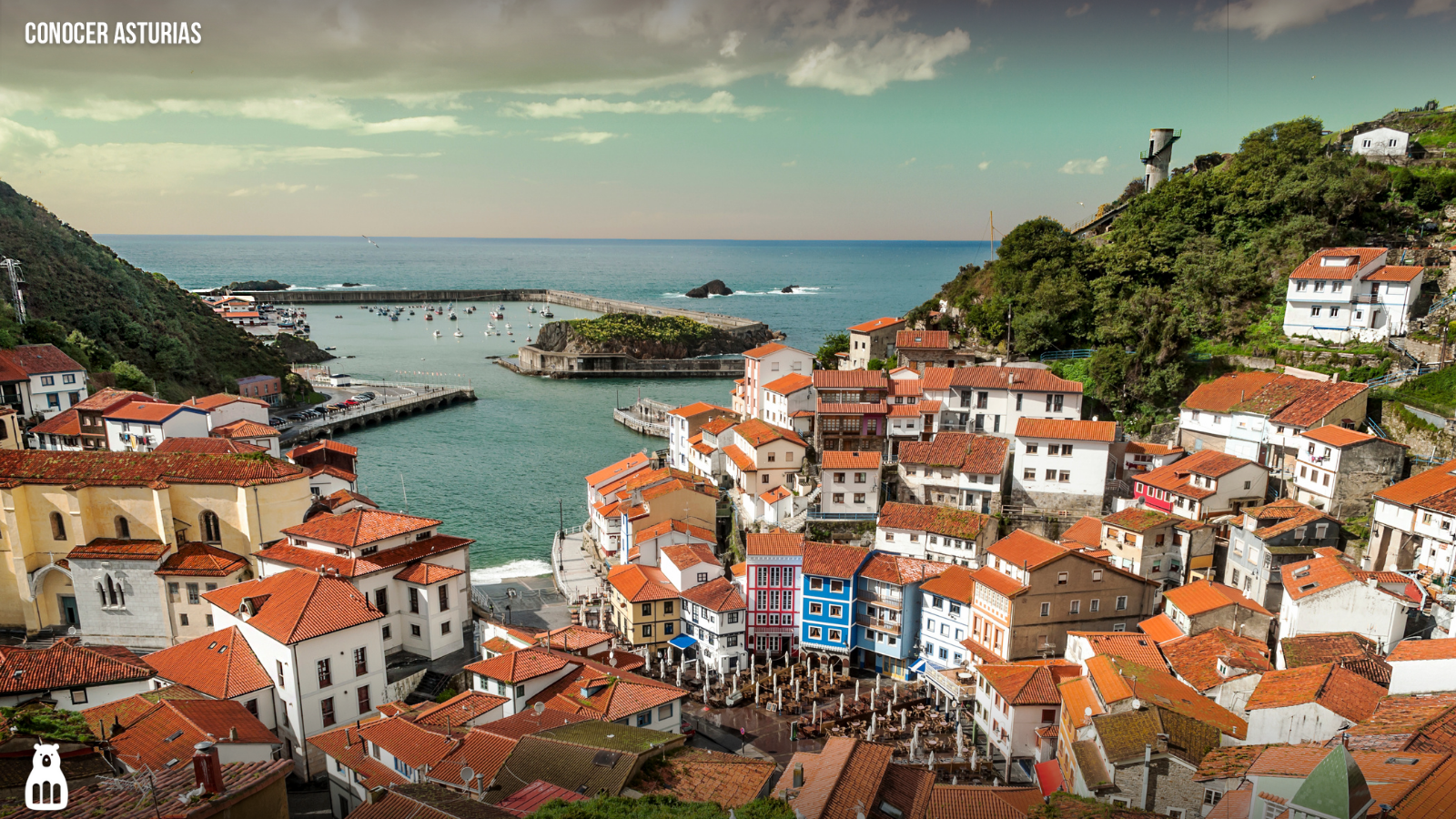 Casas de colores de Cudillero ascendiendo por la ladera sobre el puerto, occidente de Asturias