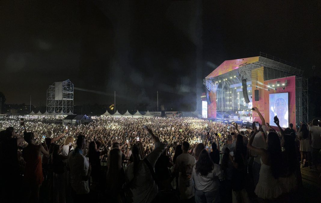 Público disfrutando de un concierto al aire libre en Gijón durante el verano de 2024