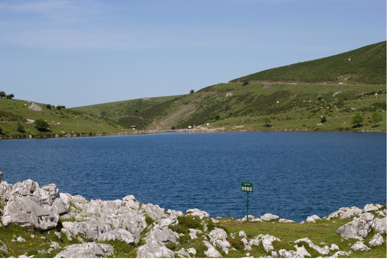 Lagos de Covadonga rodeados por las montañas de los Picos de Europa en Asturias