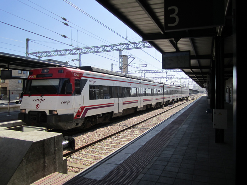 Un tren de Renfe en la estación de Gijón/Xixón