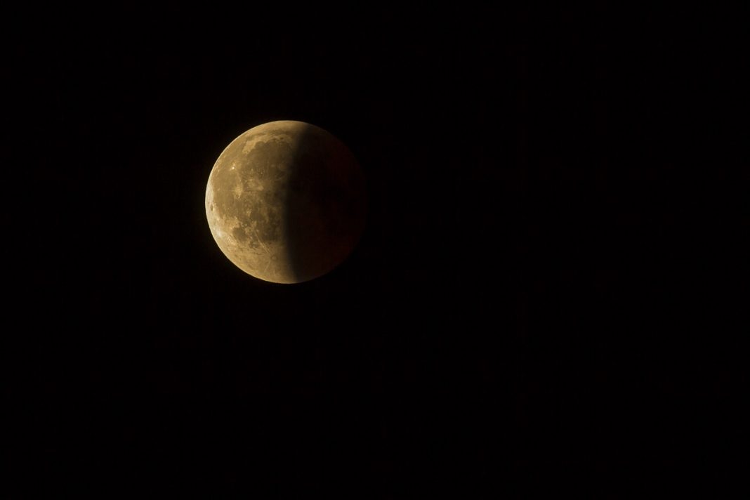 ¿Cómo ver el eclipse lunar parcial de esta noche?