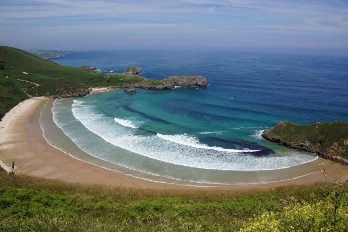 Dos playas asturianas, entre las diez mejores de España